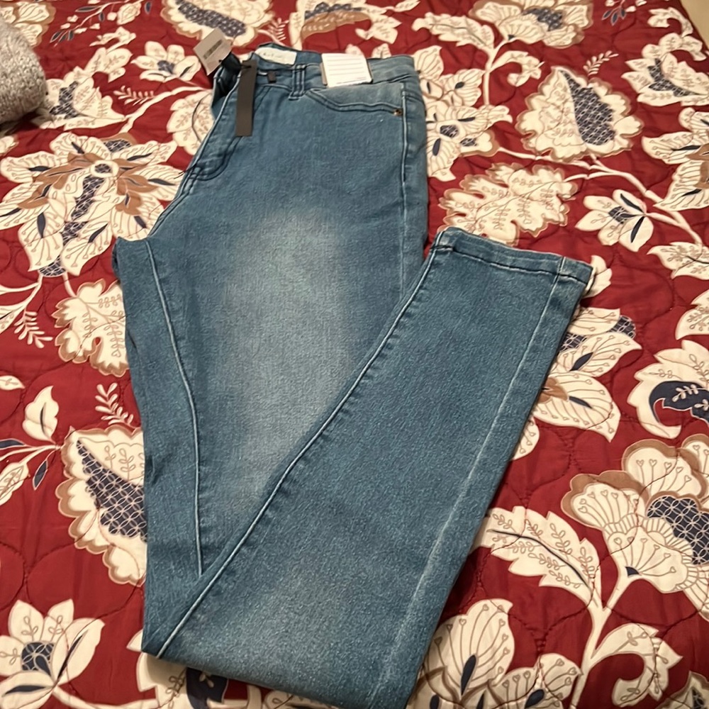 NWT SKINNY JEANS JUNIOR SIZE 7